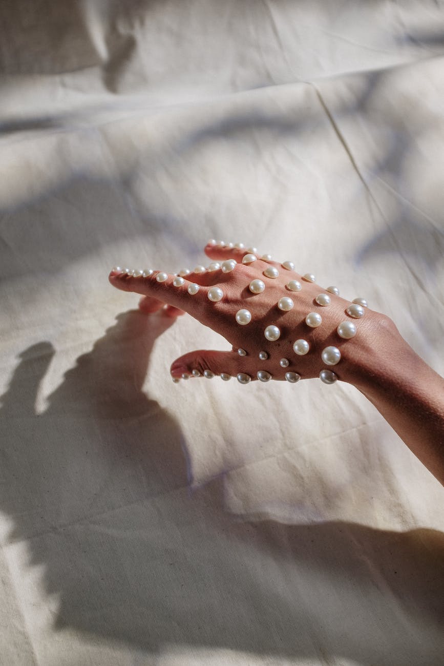 hand with pearls on it, pearl wedding, wedding decorations, pearls
